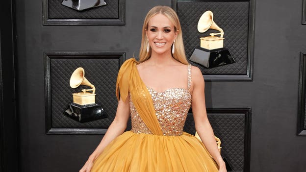 Carrie Underwood stuns on Grammys red carpet