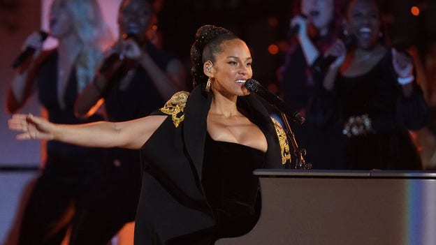 Alicia Keys compares London to New York City in 'Party at the Palace' performance