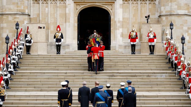 Queen Elizabeth II's coffin arrives at St. George's Chapel