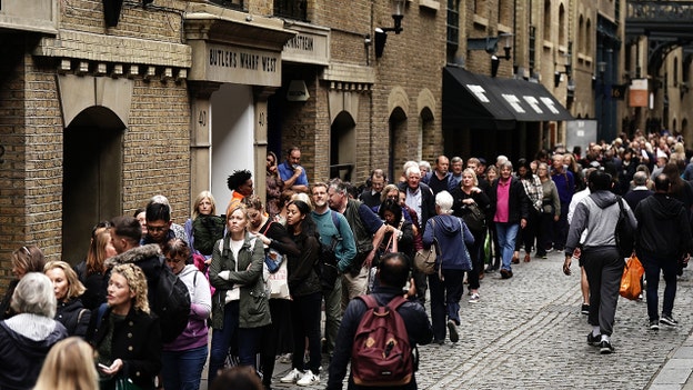 Thousands of mourners line up to view Queen Elizabeth II lying in state at Westminster Hall