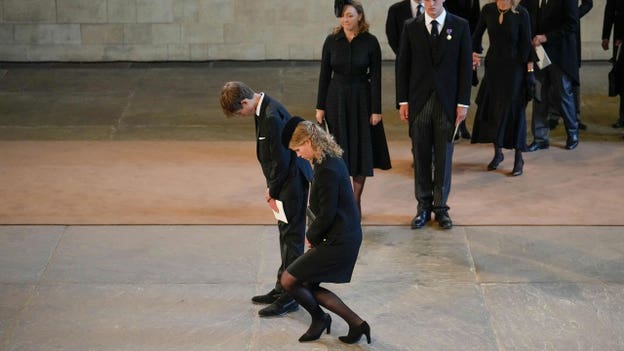 Mourners pay their respects as Queen Elizabeth II lies in state