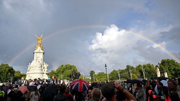 Double rainbow appears over Buckingham Palace as Queen Elizabeth's death is announced