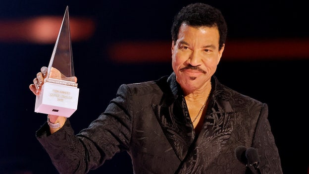 Lionel Richie receives icon award after dueling piano medley by Stevie Wonder and Charlie Puth