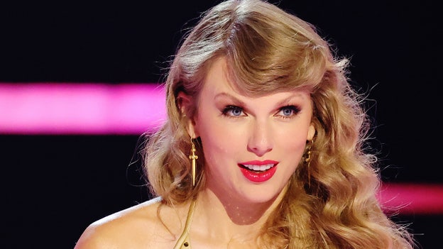 American Music Awards 2022 Taylor Swift Favorited At 50th Annual Ama Awards Live Updates From 9893