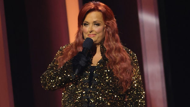 Wynonna Judd moved to tears while presenting duo of the year at CMA Awards