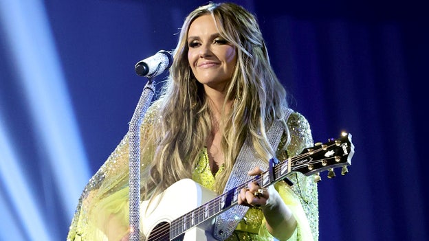 Carly Pearce pays tribute to Loretta Lynn at CMA Awards with personal melody about late singer