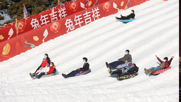 China celebrates New Year holiday on ice