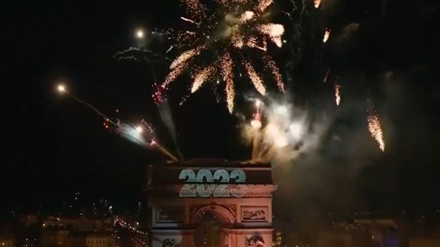 Bonne Année !: Paris welcomes 2023 in Western Europe