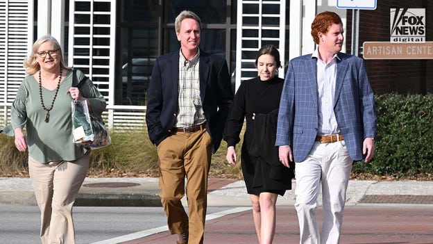 Alex Murdaugh's family arrives at Colleton County Courthouse for double murder trial