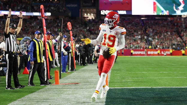 Patrick Mahomes, Kansas City limp into halftime of Super Bowl 2023 trailing  Philadelphia Eagles 