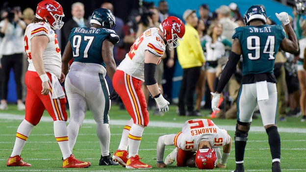 Patrick Mahomes, Kansas City limp into halftime of Super Bowl 2023 trailing  Philadelphia Eagles 