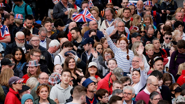 Crowds pack coronation route between Buckingham Palace and Westminster Abbey