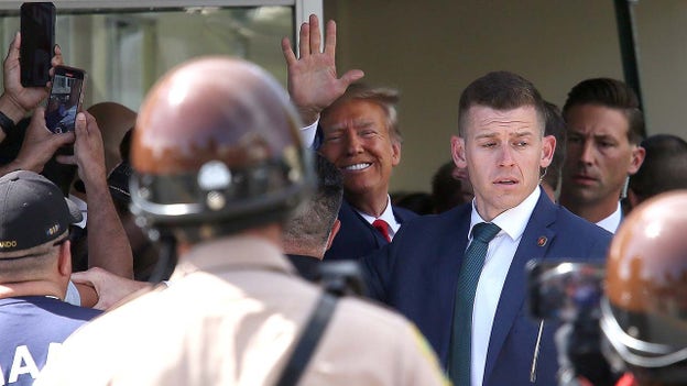 Trump departs Florida for New Jersey fundraiser after pleading not guilty in court