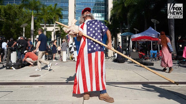 Miami mayor heckled outside courthouse where Trump will appear