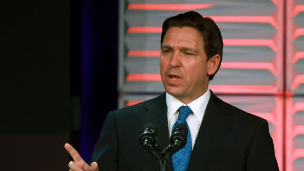 Ron DeSantis responde a las críticas demócratas tras enviar armas a Israel