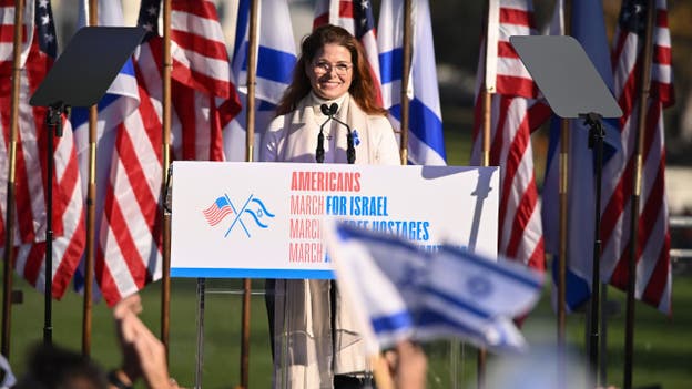 ‘Will & Grace’ star Debra Messing blasted for speech at pro-Israel rally in DC