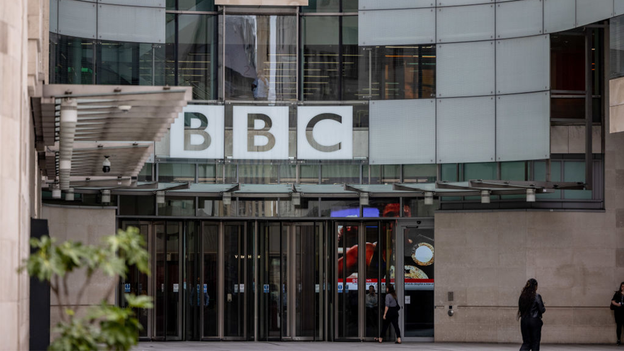 据报道，英国广播公司（BBC）禁止工作人员参加伦敦反对反犹太主义的大型游行：“有争议”