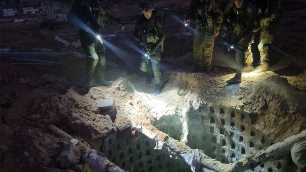 以色列士兵在哈马斯北方旅总部找到隧道竖井和以色列国防军车辆模型