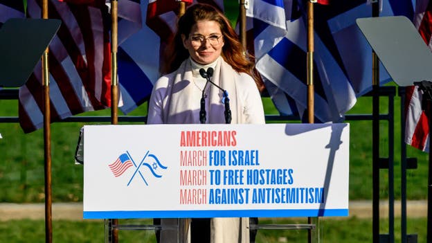 Debra Messing visits IDF soldiers on front lines of Israel-Hamas war: ‘You are heroes’