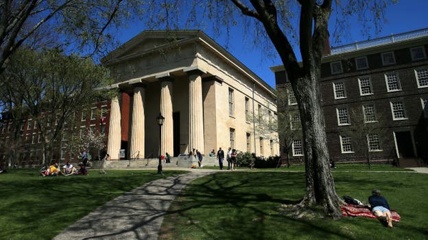 La policía detiene a 41 estudiantes de la Universidad de Brown tras una sentada de protesta, la 2ª en más de un mes