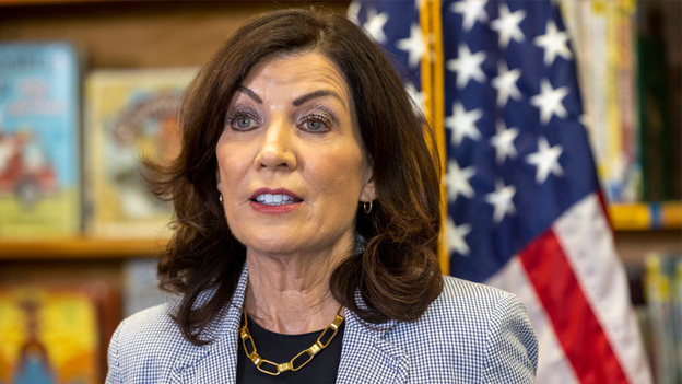 La gobernadora de NY, Kathy Hochul, amenaza con emprender acciones legales contra las universidades que no combatan el antisemitismo