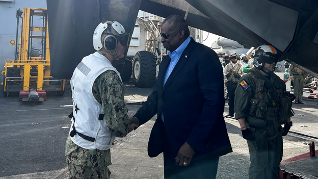 El Secretario de Defensa Austin realiza una visita no anunciada al portaaviones USS Gerald R. Ford