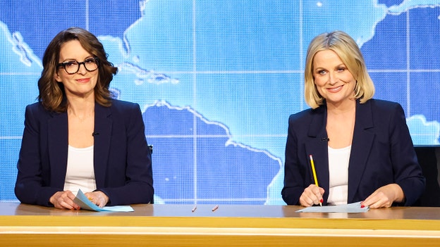 Tina Fey, Amy Poehler reunite at 'Weekend Update' desk for Emmy awards