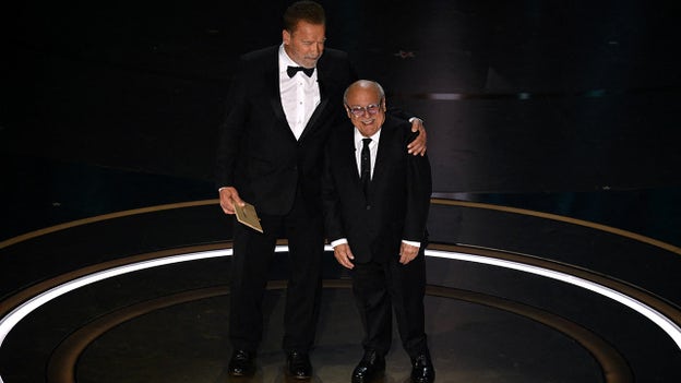 Arnold Schwarzenegger, Danny DeVito have 'Twins' reunion at Oscars