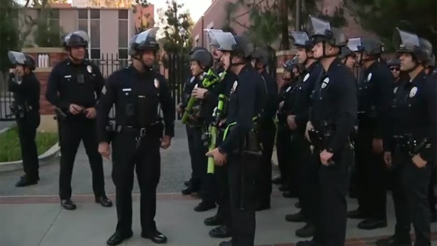 LAPD officers move in on anti-Israel protesters at USC, start making arrests