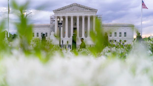 El presidente del Tribunal Supremo, John Roberts, cuestiona si el soborno para ser embajador es un "acto oficial