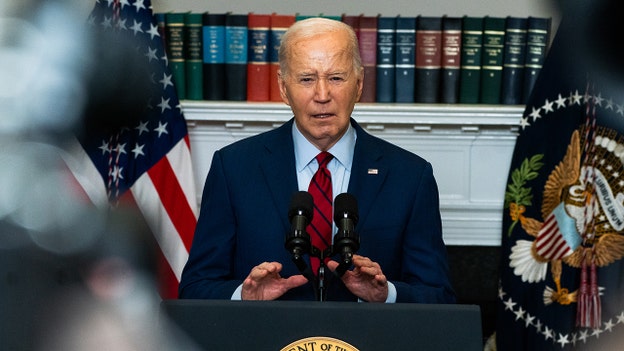 Biden aborda por fin las protestas antisemitas en los campus y se enfrenta inmediatamente a una reacción violenta