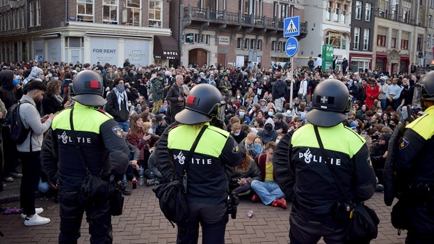 La policía antidisturbios disuelve una protesta antiisraelí en la Universidad de Ámsterdam, Países Bajos