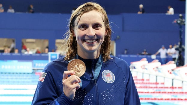 Katie Ledecky celebra la medalla de bronce en 400 metros libres