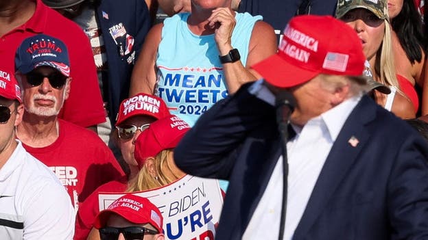 Un fotógrafo capta la icónica imagen de una bala que pasa zumbando junto a Trump en un mitin en Pensilvania