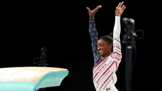 Simone Biles inicia la final por equipos de gimnasia femenina con un sólido salto