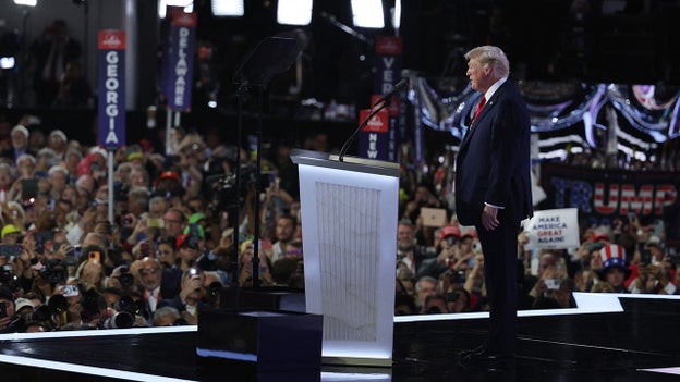 Trump menciona el nombre del Presidente Biden a pesar de que el discurso preparado no lo menciona