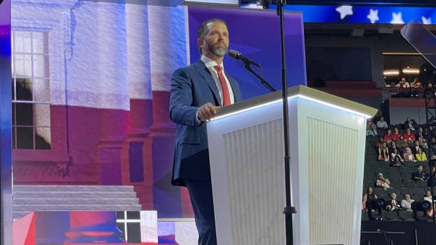 Donald Trump Jr. pronuncia un apasionado discurso antes de que el candidato a vicepresidente JD Vance se dirija a los delegados del RNC