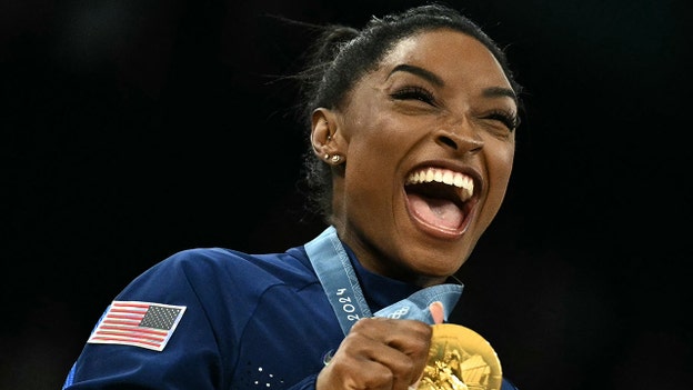 Simone Biles se convierte en la gimnasta olímpica estadounidense más condecorada de la historia con su quinta medalla de oro