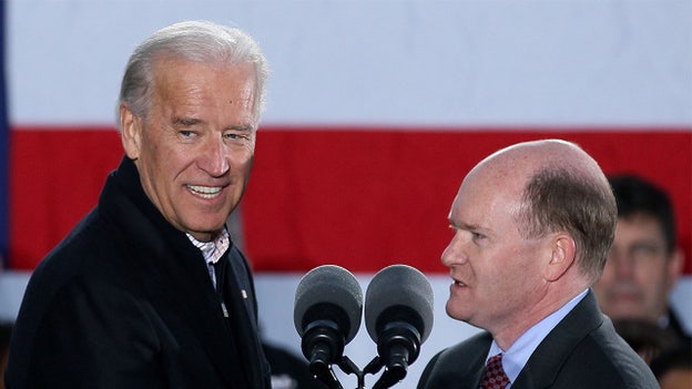 El senador Coons, copresidente de la campaña de Biden, dice que "el presidente está sopesando lo que debe sopesar