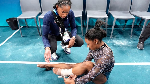 Simone Biles competirá en las finales por equipos de gimnasia tras un tirón en la pantorrilla