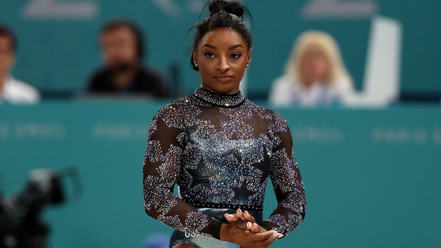 Simone Biles realiza un ejercicio de suelo con el tobillo vendado; Jade Carey tropieza