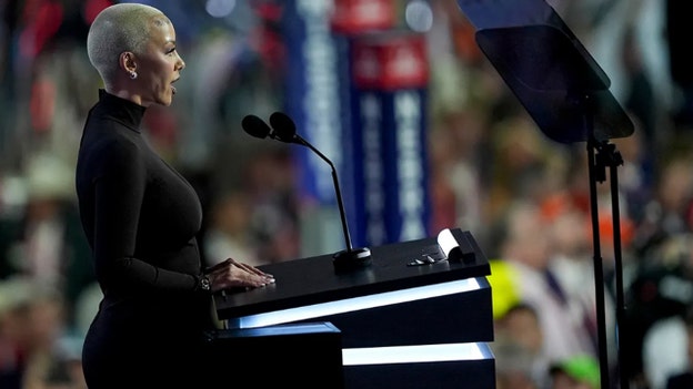 RNC crowd cheers on model Amber Rose: 'I let go of my fear of judgment'