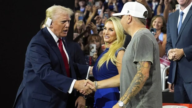 Jason Aldean, Brittany Aldean en el palco familiar con Trump en la Convención Nacional Republicana