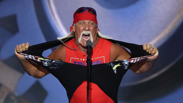 Hulk Hogan se arranca la camiseta para mostrar la camiseta de tirantes de Trump-Vance, el público estalla en vítores