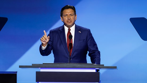 DeSantis sube al escenario del RNC y declara que es hora de "devolver a Joe Biden a su sótano