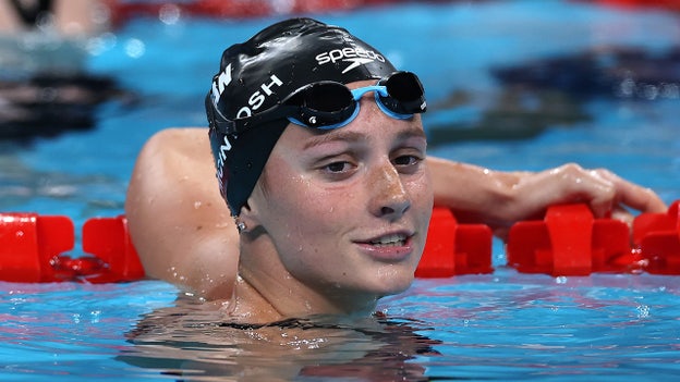 Canada's Summer McIntosh smashes 400M IM; Americans finish behind her