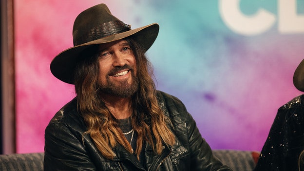 El músico Billy Ray Cyrus se une a cientos de personas para honrar al héroe local de Pensilvania que murió en un mitin de Trump