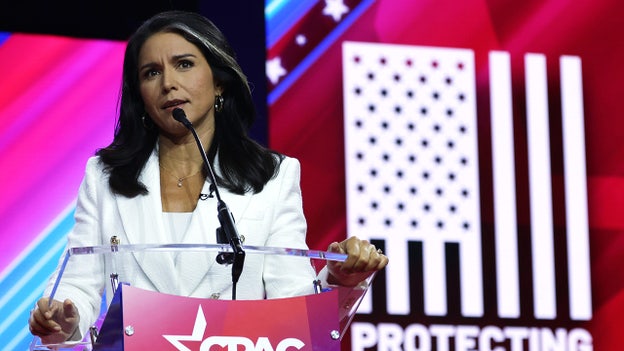 Tulsi Gabbard "reza" por Trump