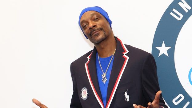 La leyenda del rap Snoop Dogg celebra el primer oro de EE.UU. con la mujer de un nadador estrella en un momento conmovedor