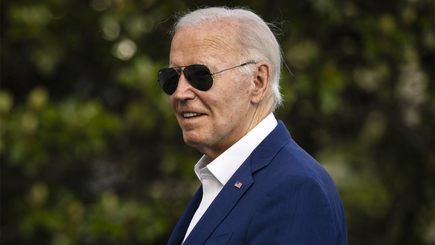 Biden desafiante en una llamada con donantes, dice que 'no se va a ninguna parte'